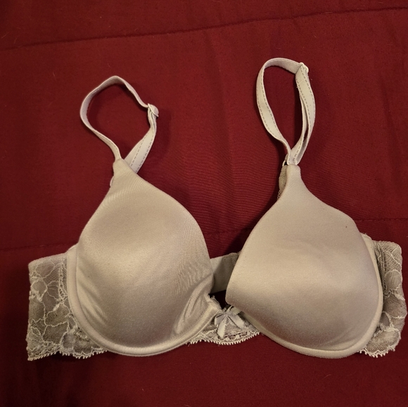 Pretty white lace bra. Padded and underwires. Good shape. 32C - Picture 1 of 5